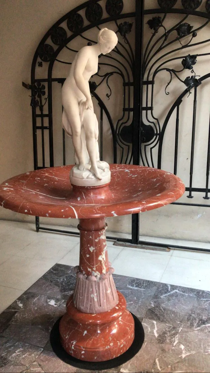 fuente antigua de diseño art-nouveau con figura femenina