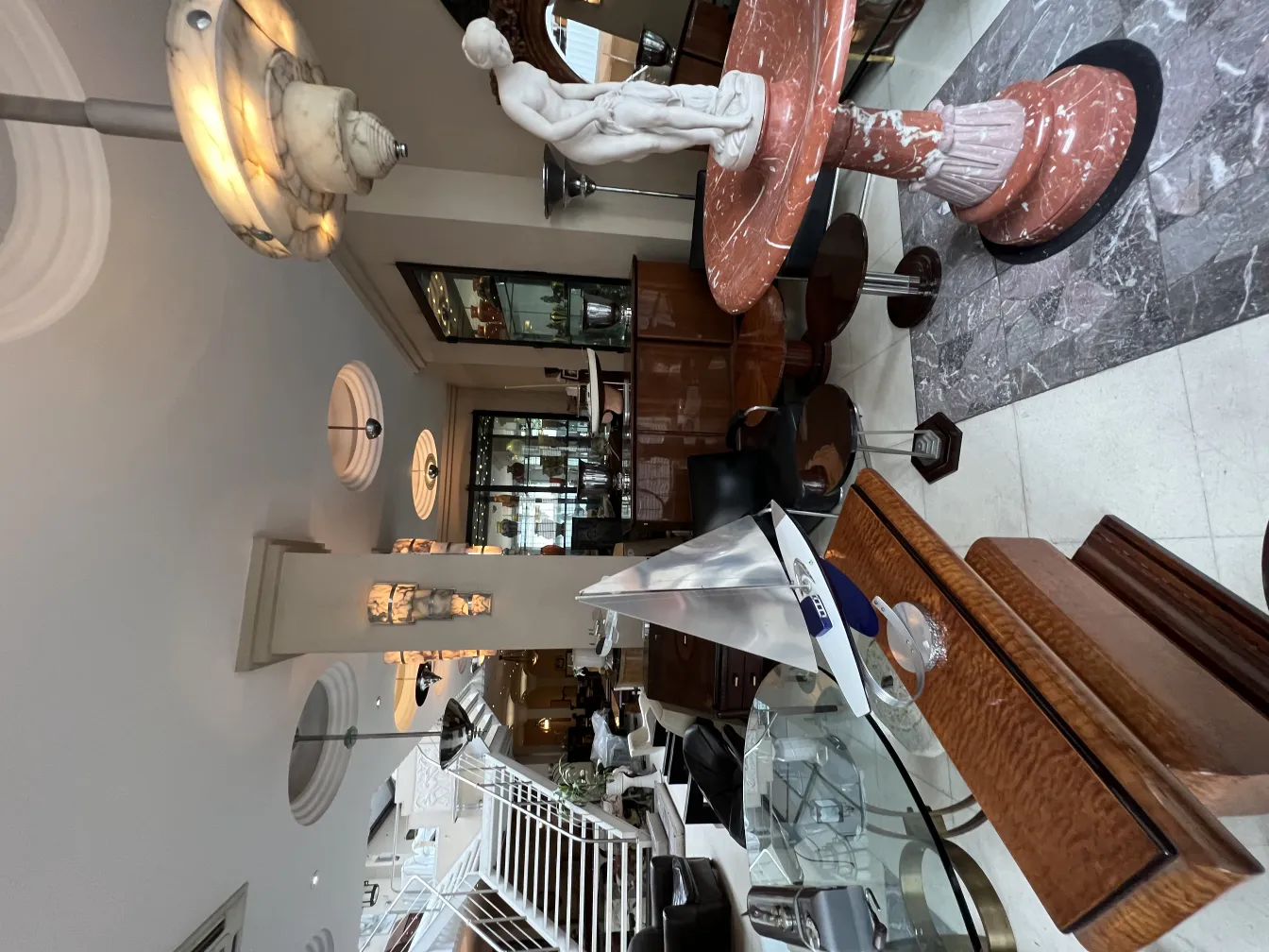 Fonte decorativa antiga em ambiente elegante com mármore e objetos