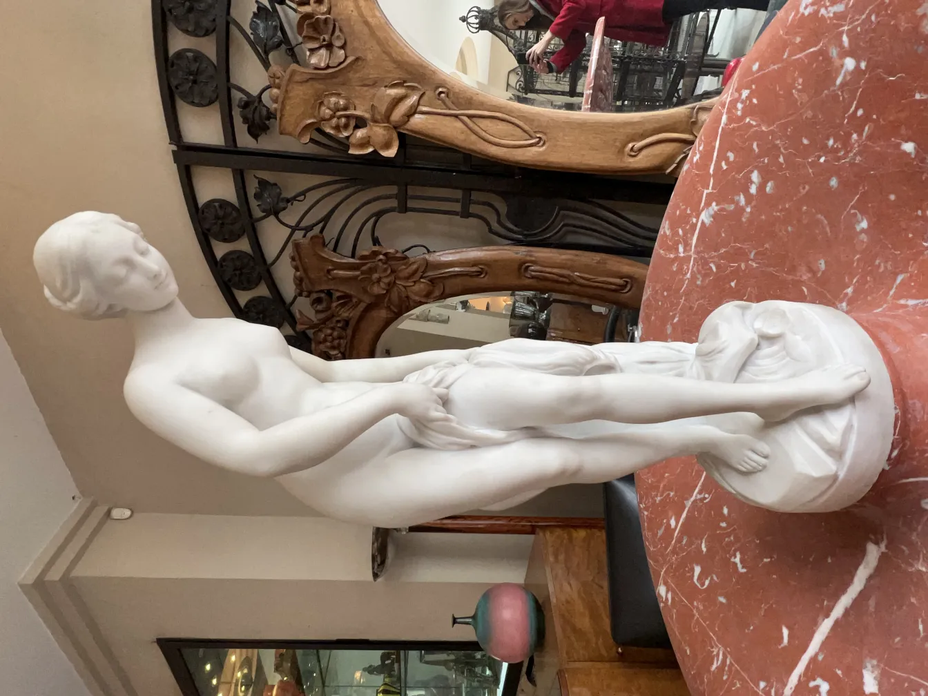 fontaine ancienne art-nouveau avec détail de figure féminine, dans un cadre élégant