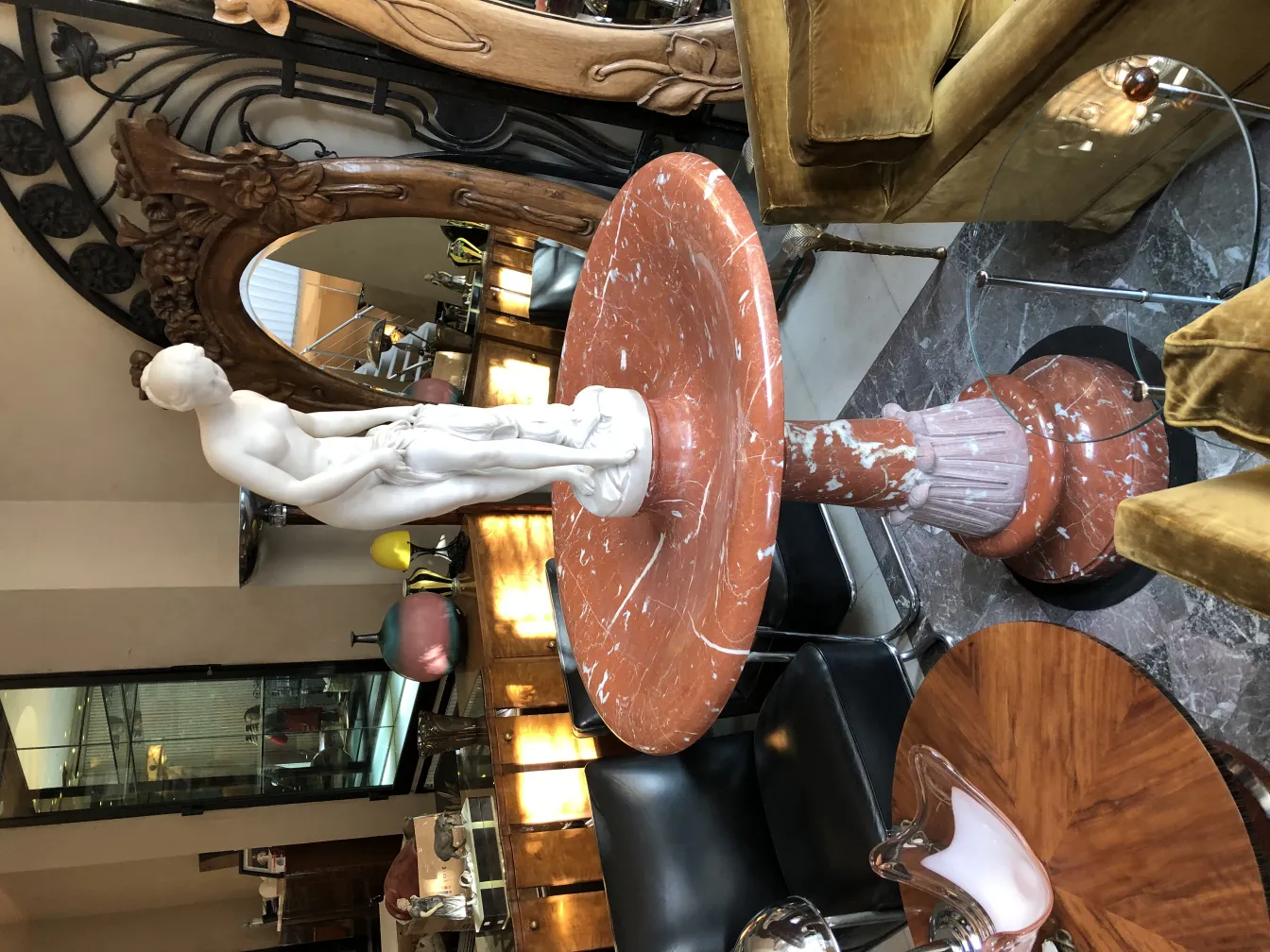 antike art nouveau-fontäne mit menschlicher figur-skulptur in elegantem ambiente