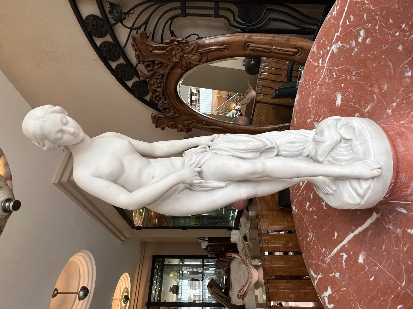 escultura antigua de fuente con figura femenina en ambiente decorativo