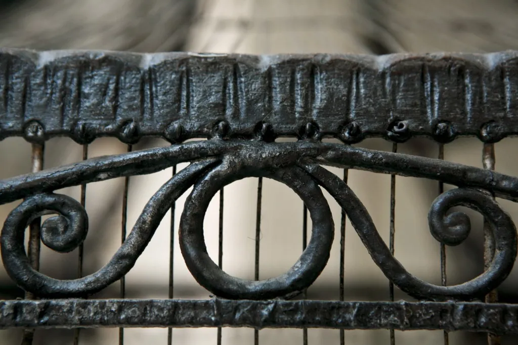 gabbia antica con decorazione artistica in metallo curvato