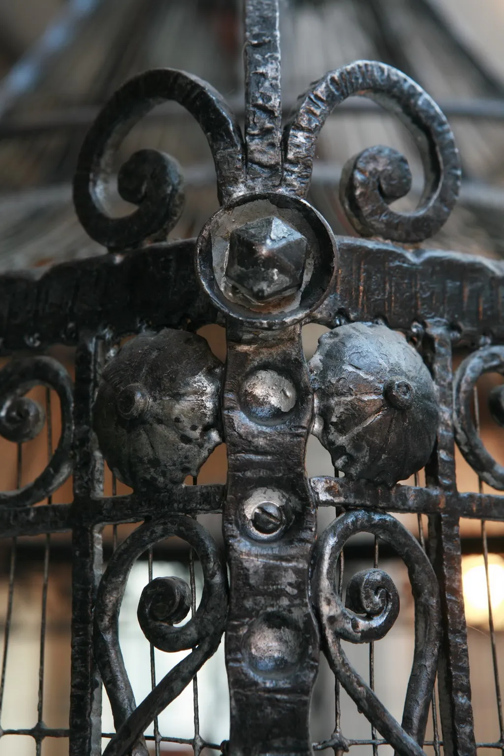 jaula antigua decorativa con diseño artístico