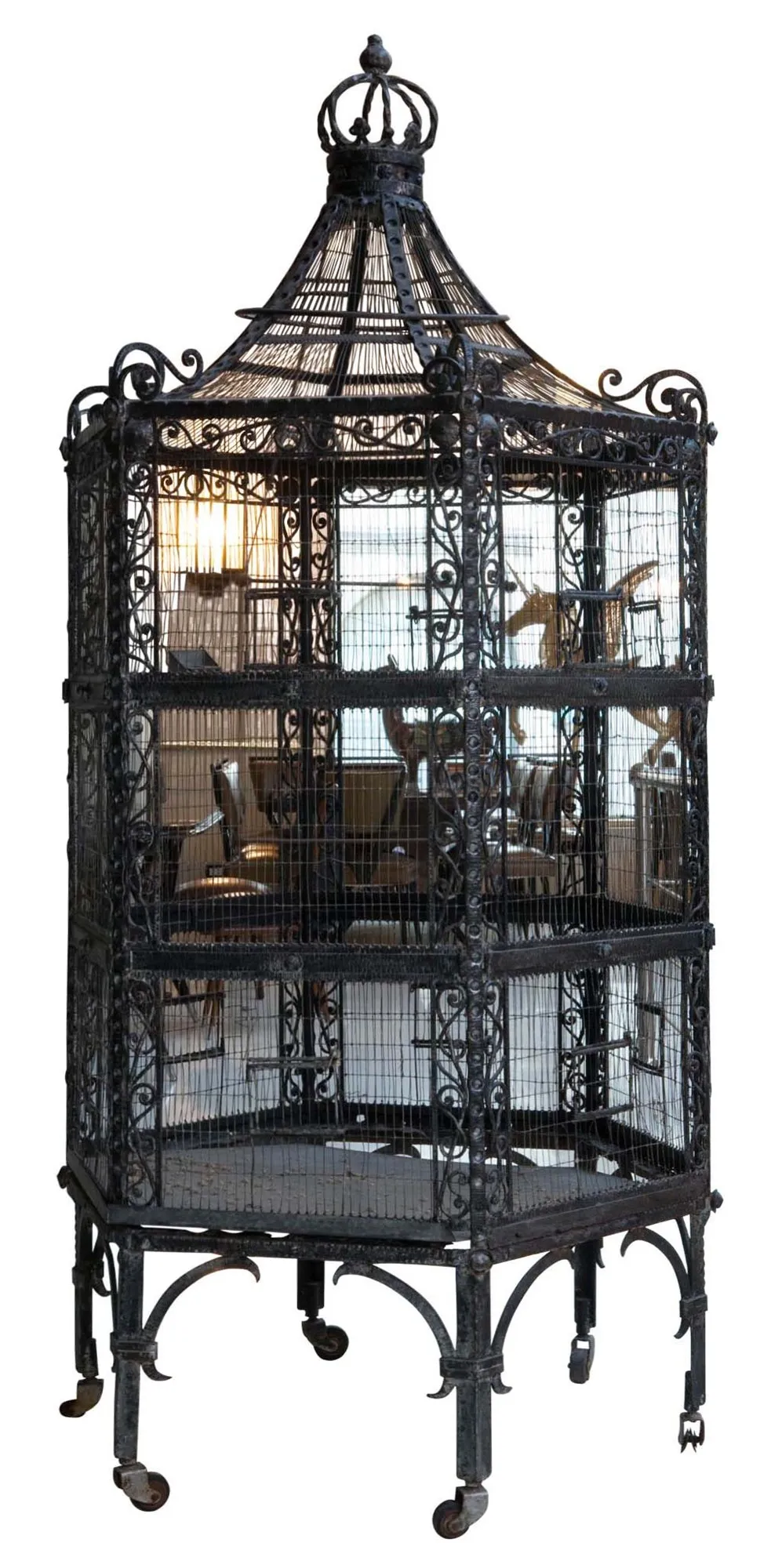 cage antique avec des détails décoratifs dans un cadre accueillant