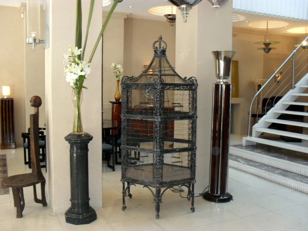 jaula antiga em estilo Art Nouveau em um ambiente elegante