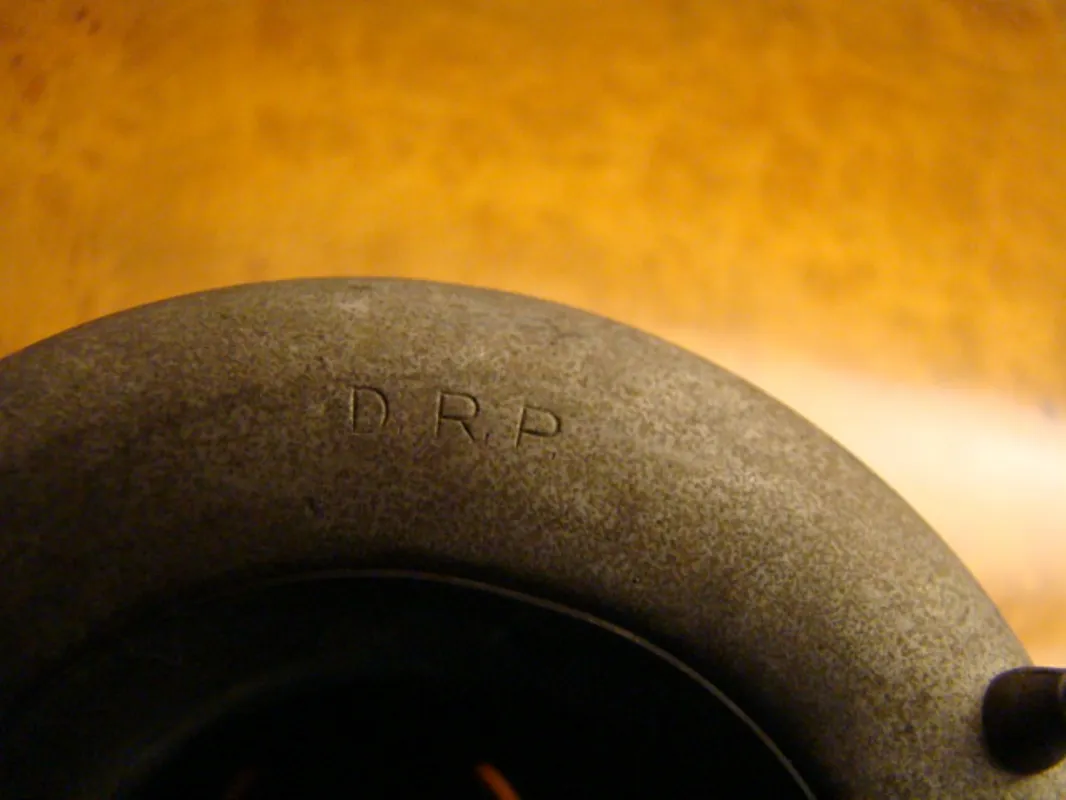 Deux lustres anciens au design simple et élégant, faisant partie d'un cadre classique.