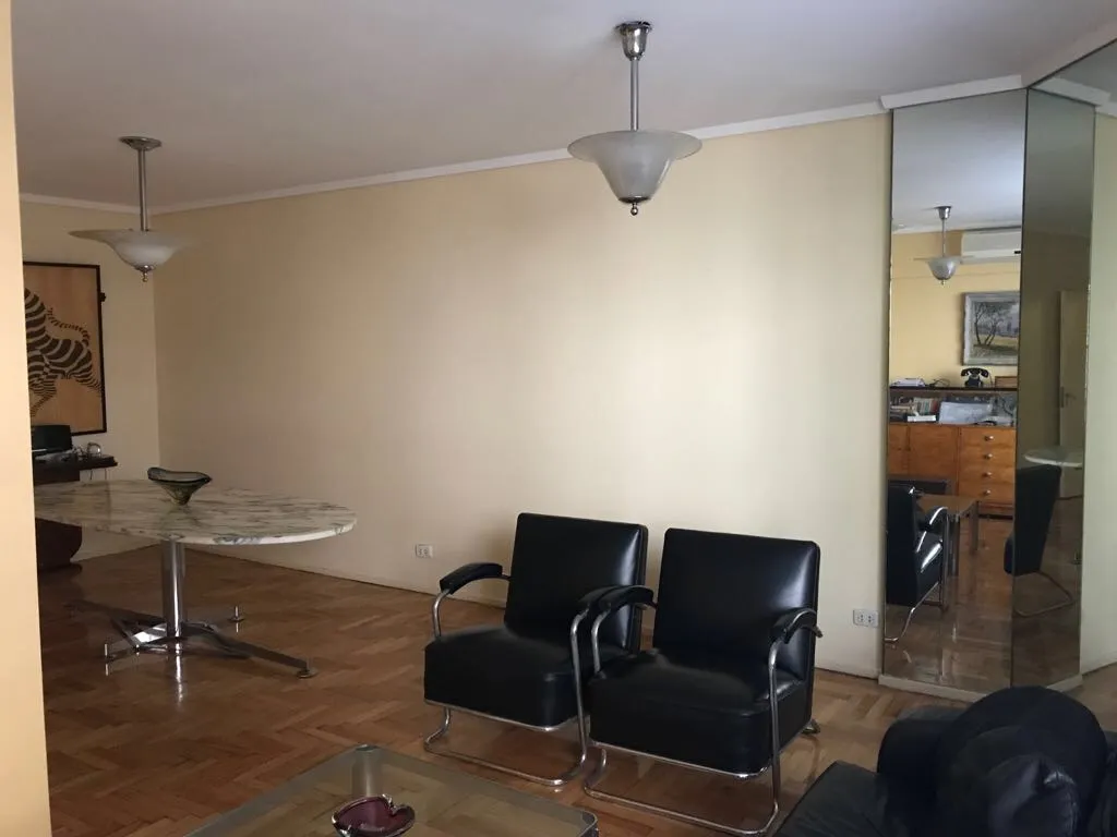 Sala con 2 lámparas de techo antiguas y sillas negras