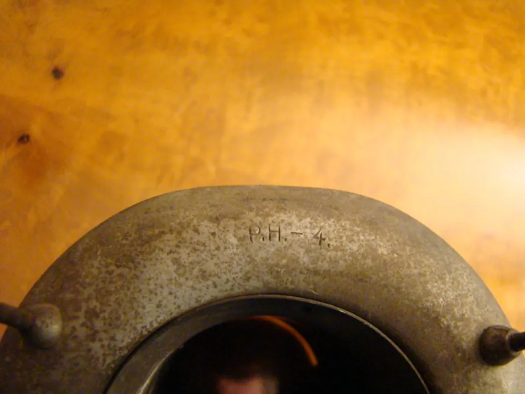 Vista superior de duas lampadas de teto antigas com detalhes decorativos.