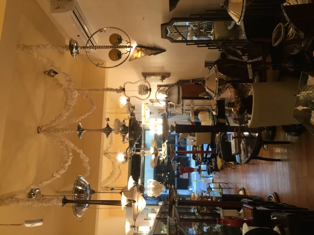 Две антикварные подвесные лампы в оформленном интерьере