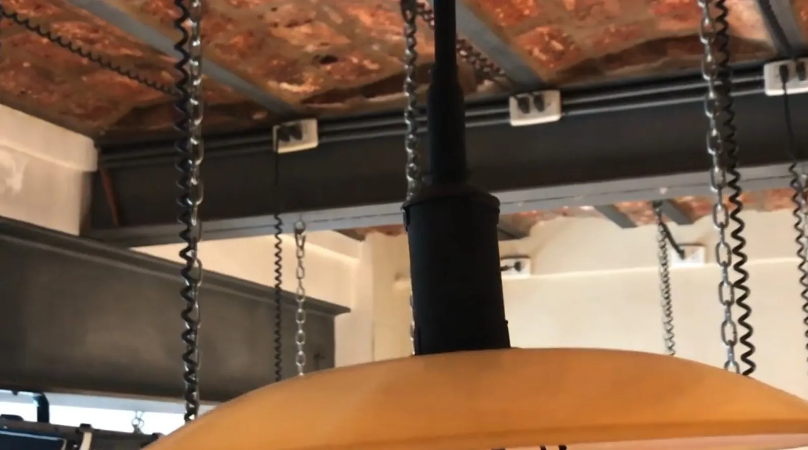 deux lustres antiques suspendus dans l'environnement