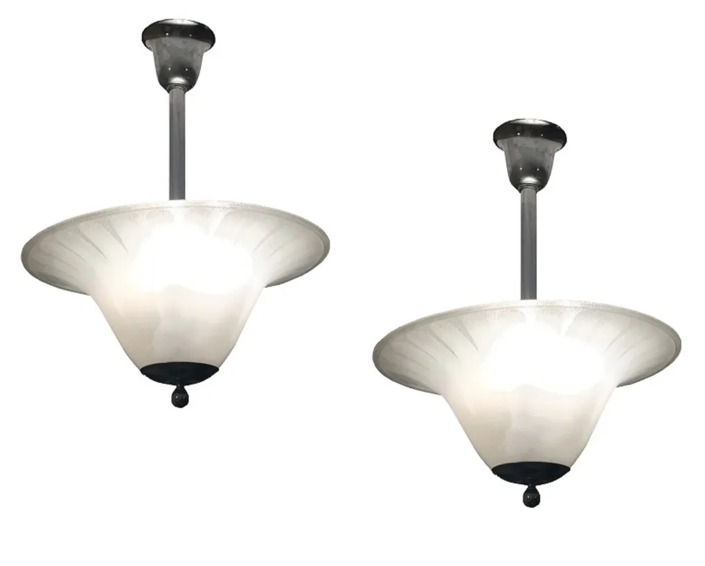 2 lampadas de teto antigas em forma de flor, iluminando suavemente