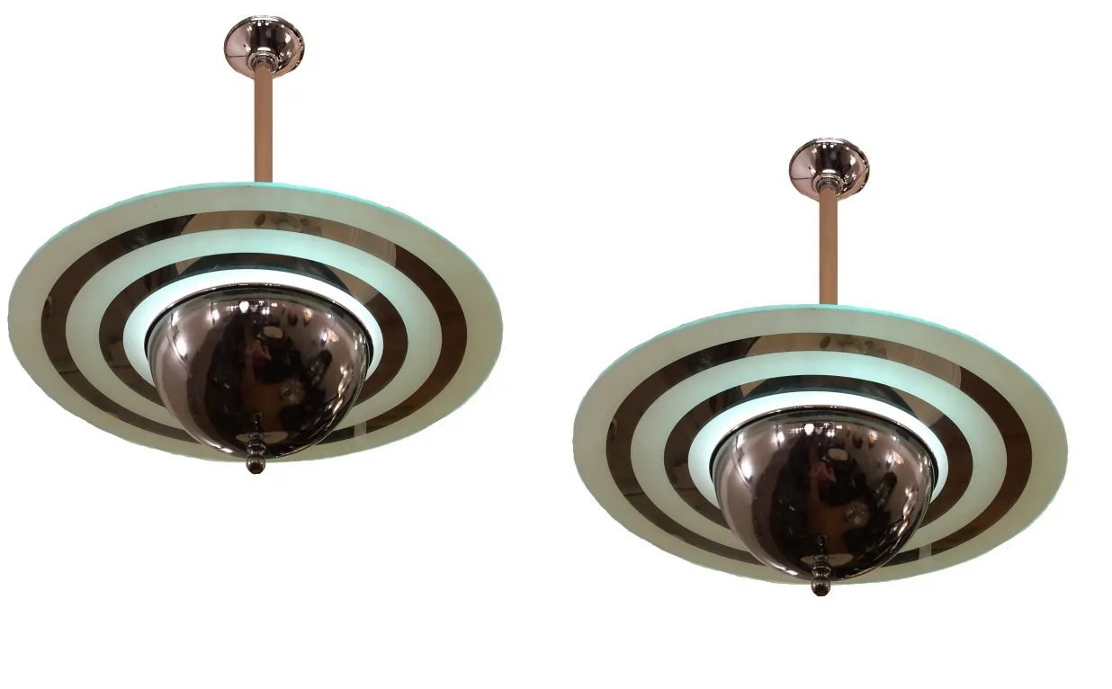 2 lâmpadas de teto antigas em um ambiente moderno.