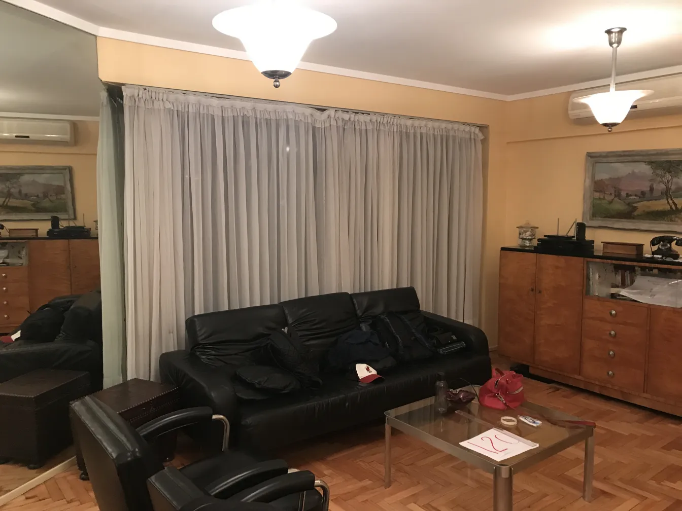 Dos lámparas de techo antiguas iluminando una sala