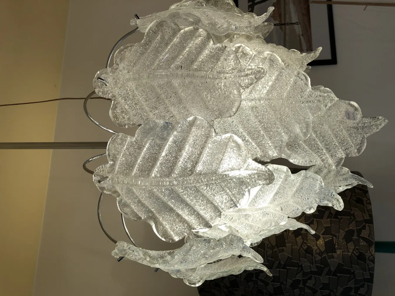 duas lampadas de teto antigas em forma de folhas iluminando um ambiente