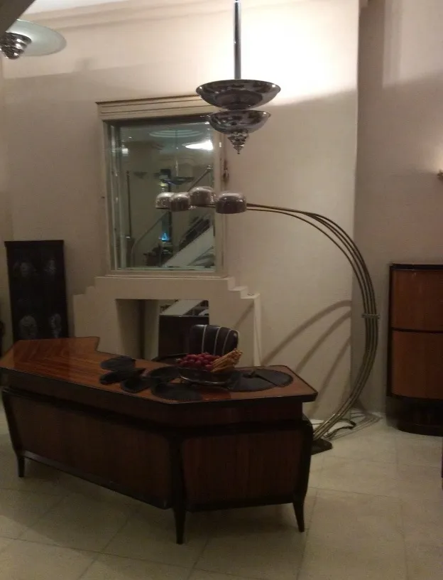 Due lampade a sospensione antiche in un ambiente elegante