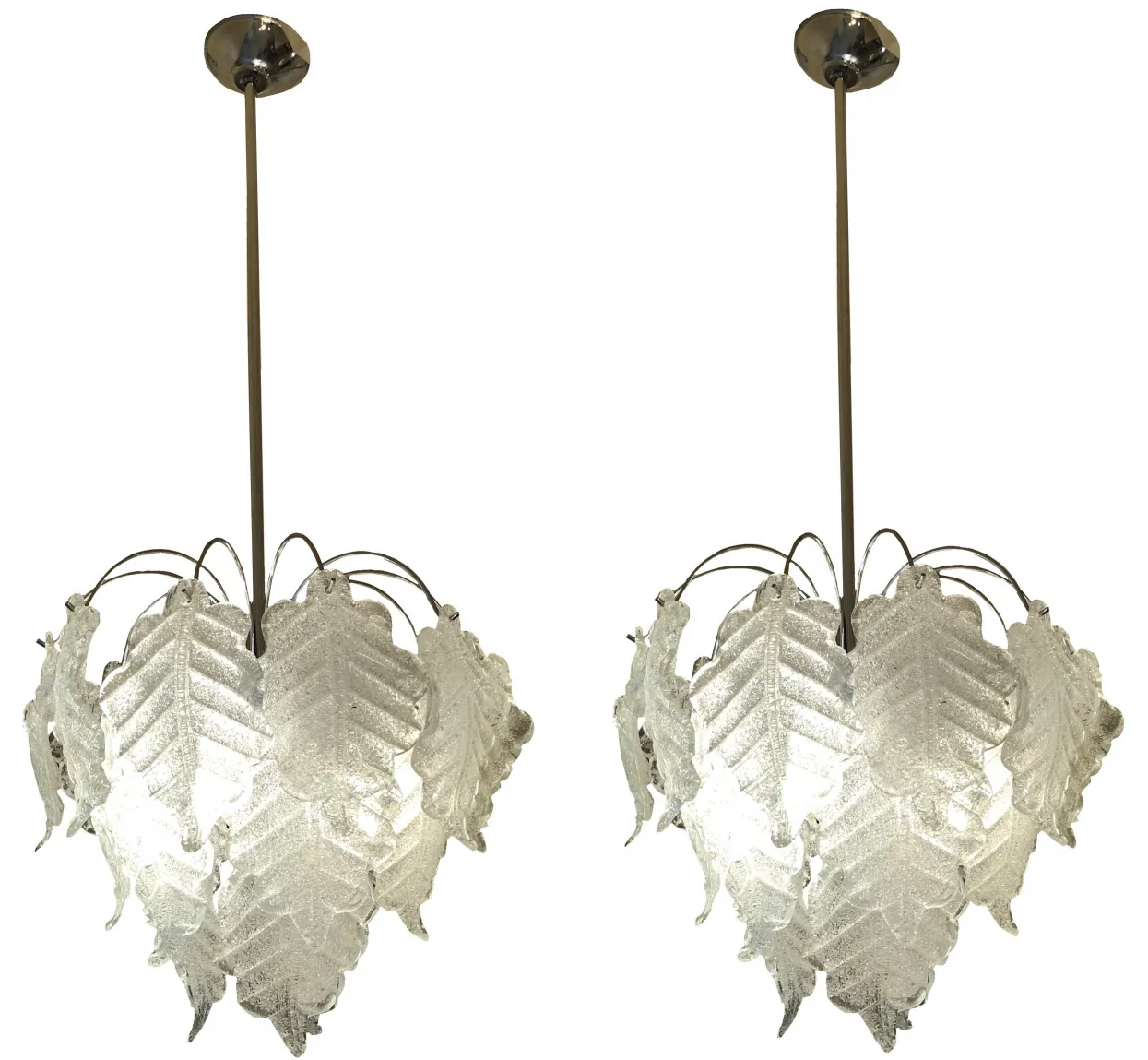 Due lampade a sospensione con design a foglia in un'atmosfera elegante