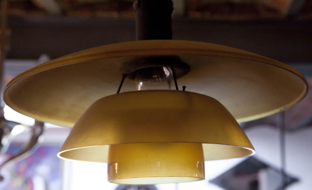 due lampade a sospensione antiche con design classico