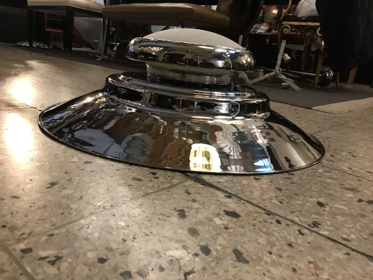 Deux lustres antiques avec un design brillant dans un cadre subtil.