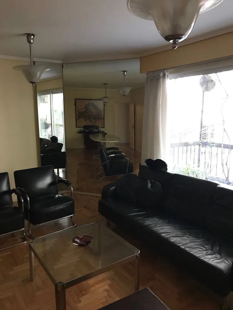 zwei antike Hängelampen mit klassischem Design beleuchten den Raum