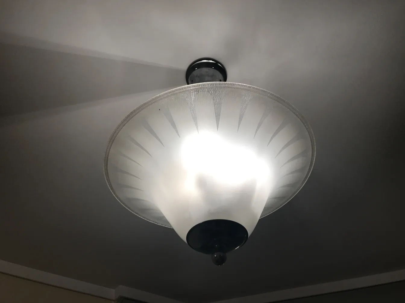 Vista di 2 lampade a sospensione antiche con design elegante che illuminano uno spazio accogliente.