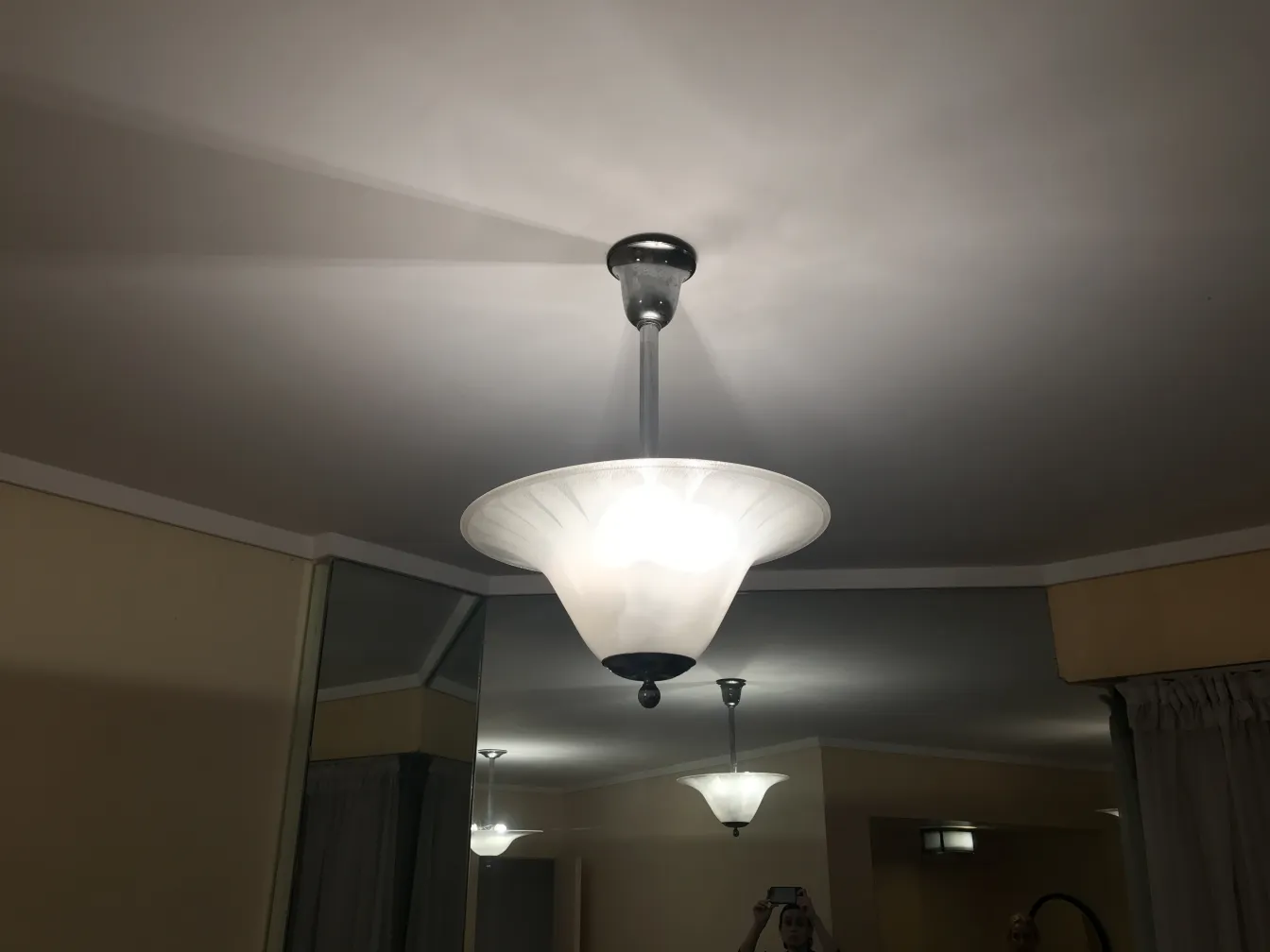 Antiguas lámparas de techo con un elegante diseño, iluminando el ambiente