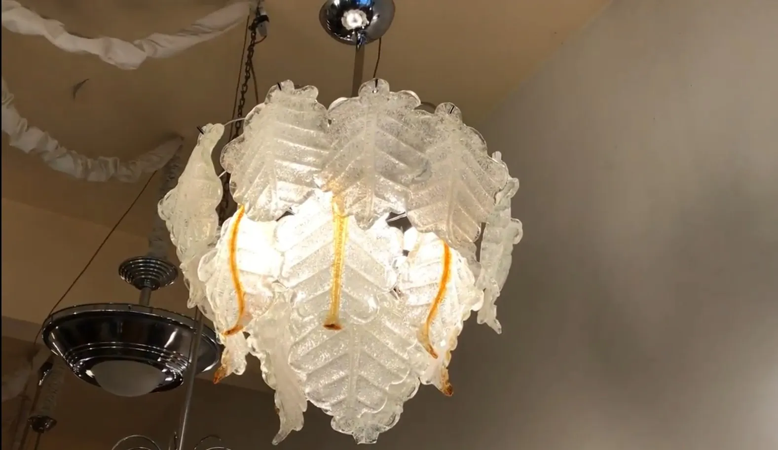 Lustre ancien avec un design de feuilles dans un environnement classique