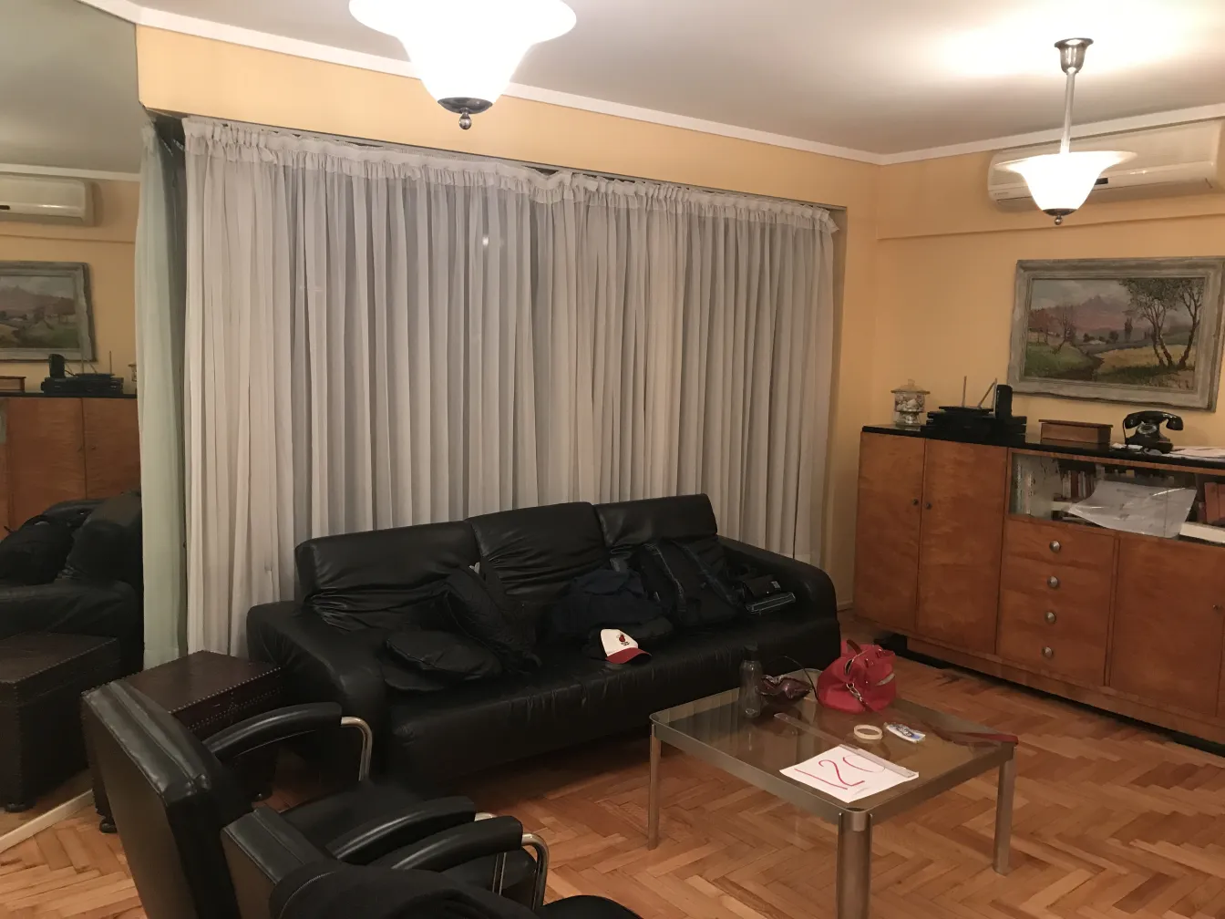 Deux lustres antiques suspendus dans un salon chaleureux.