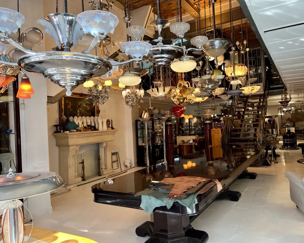 Lustres anciens illuminant un espace élégant