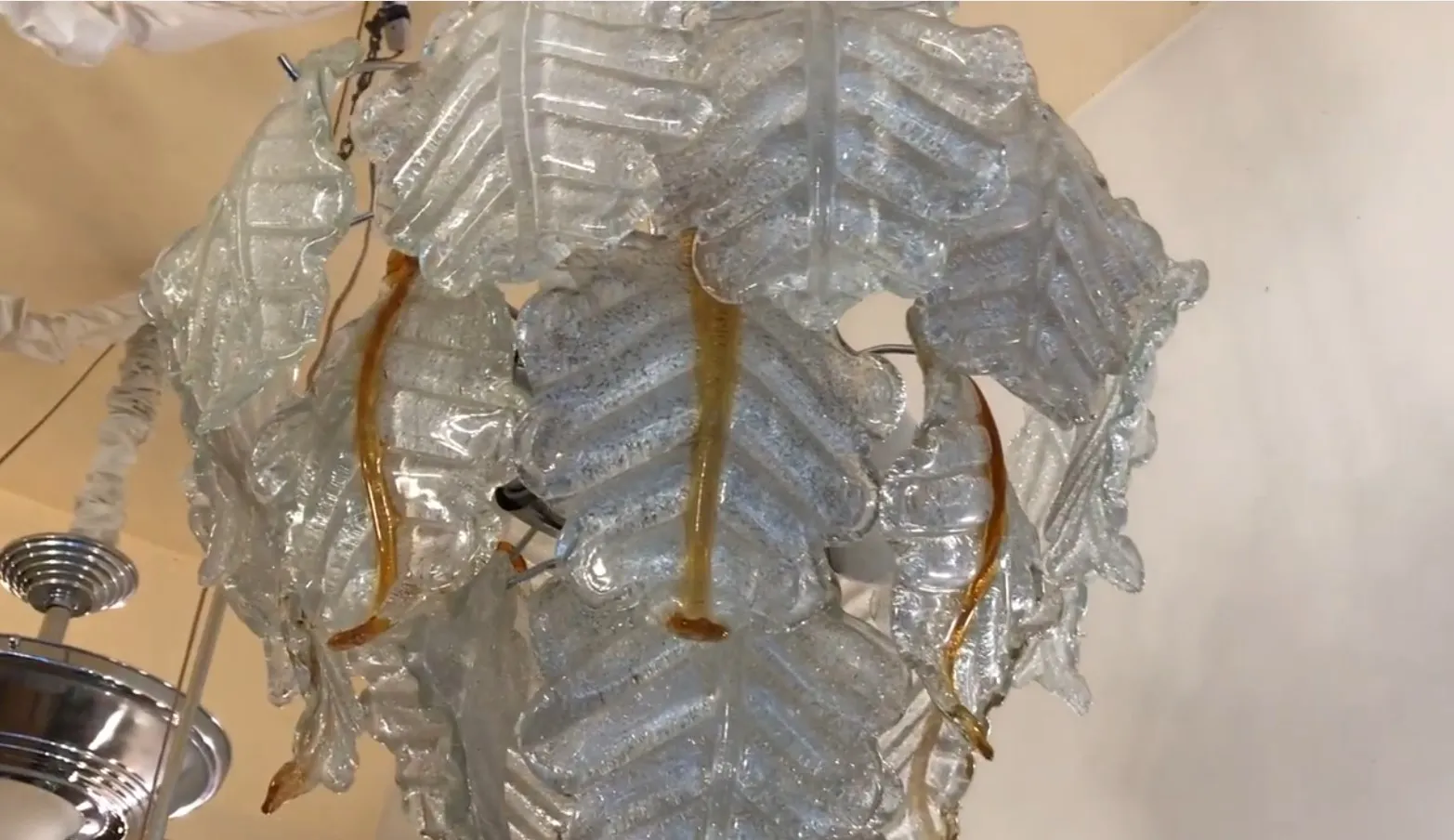 Due lampade a sospensione antiche con foglie, in un ambiente decorativo