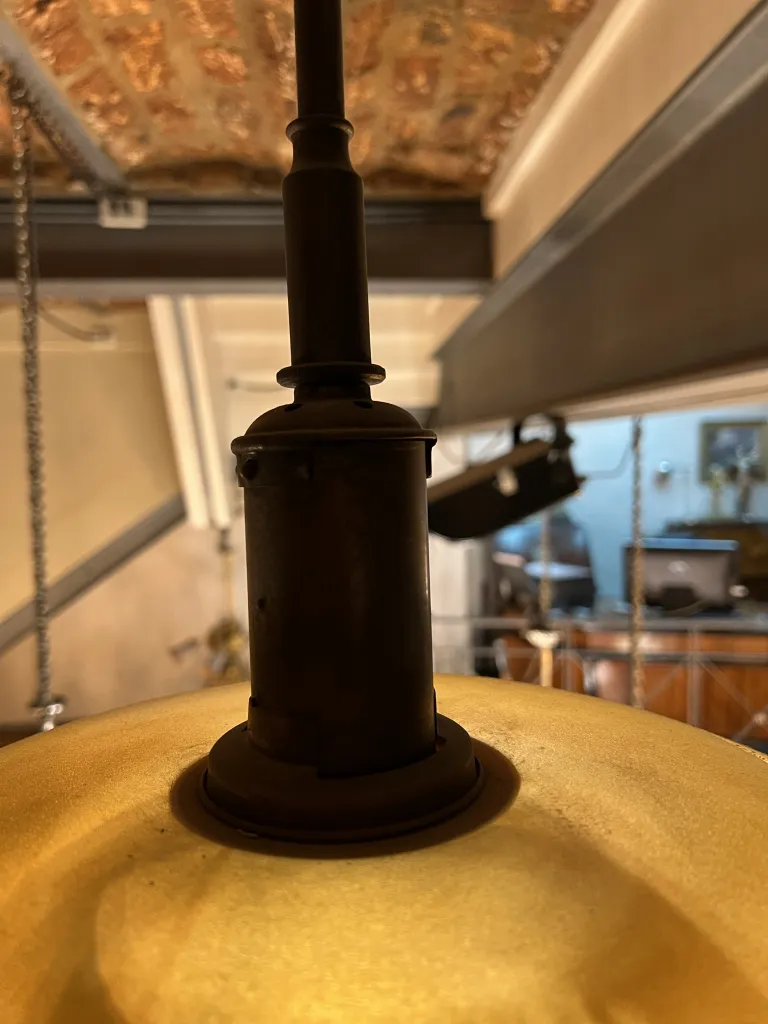 vista superior de 2 lampadas de teto antigas em um ambiente aconchegante