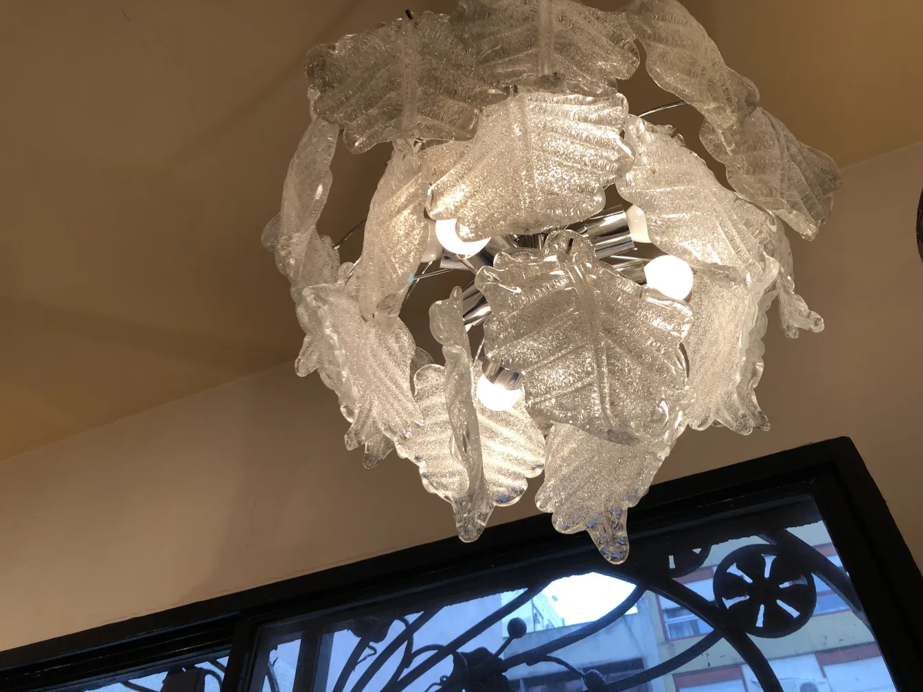 2 lámparas de techo con hojas decorativas y luz cálida en un ambiente acogedor.