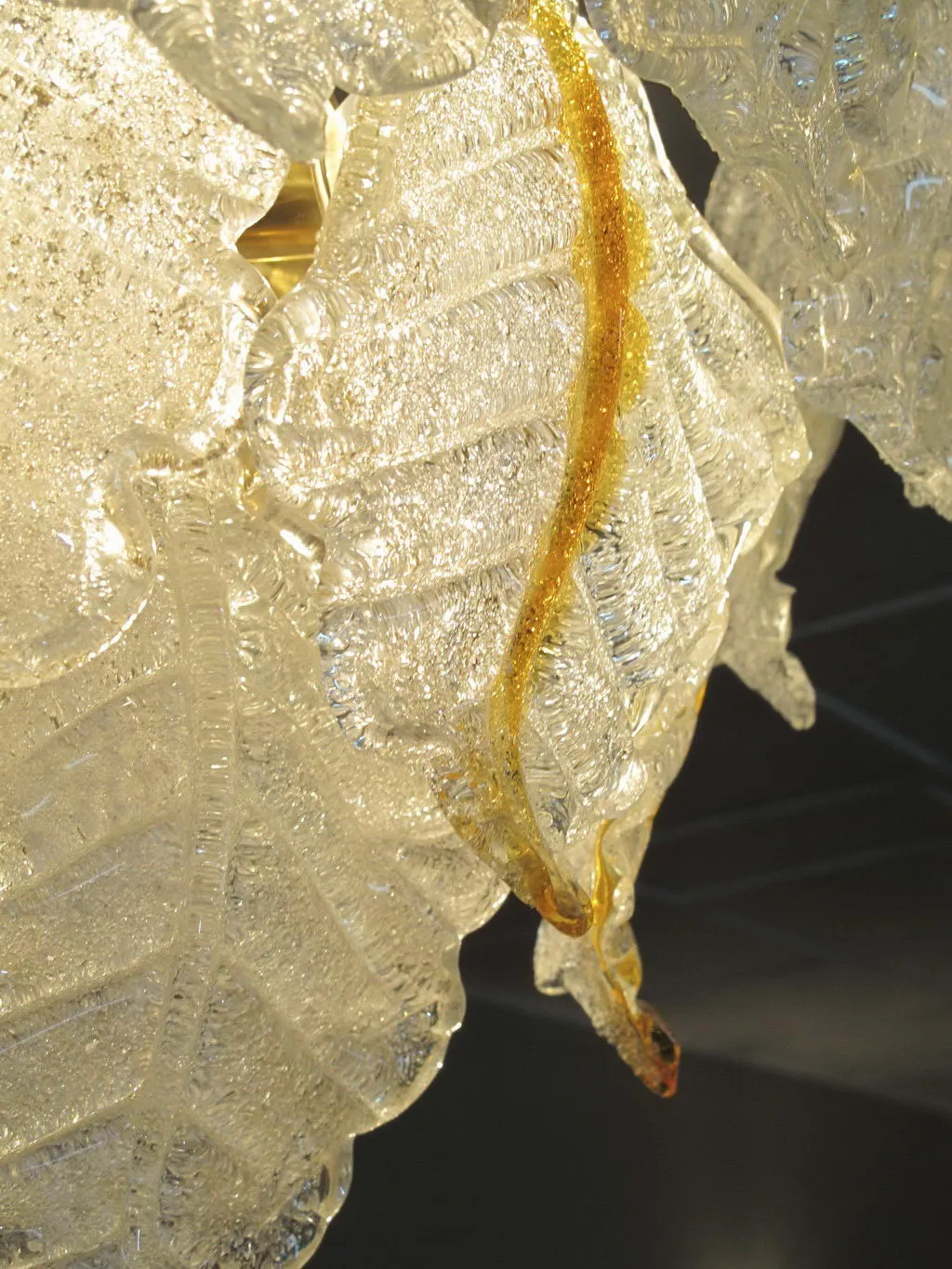 Lâmpadas de teto antigas com detalhes decorativos visíveis