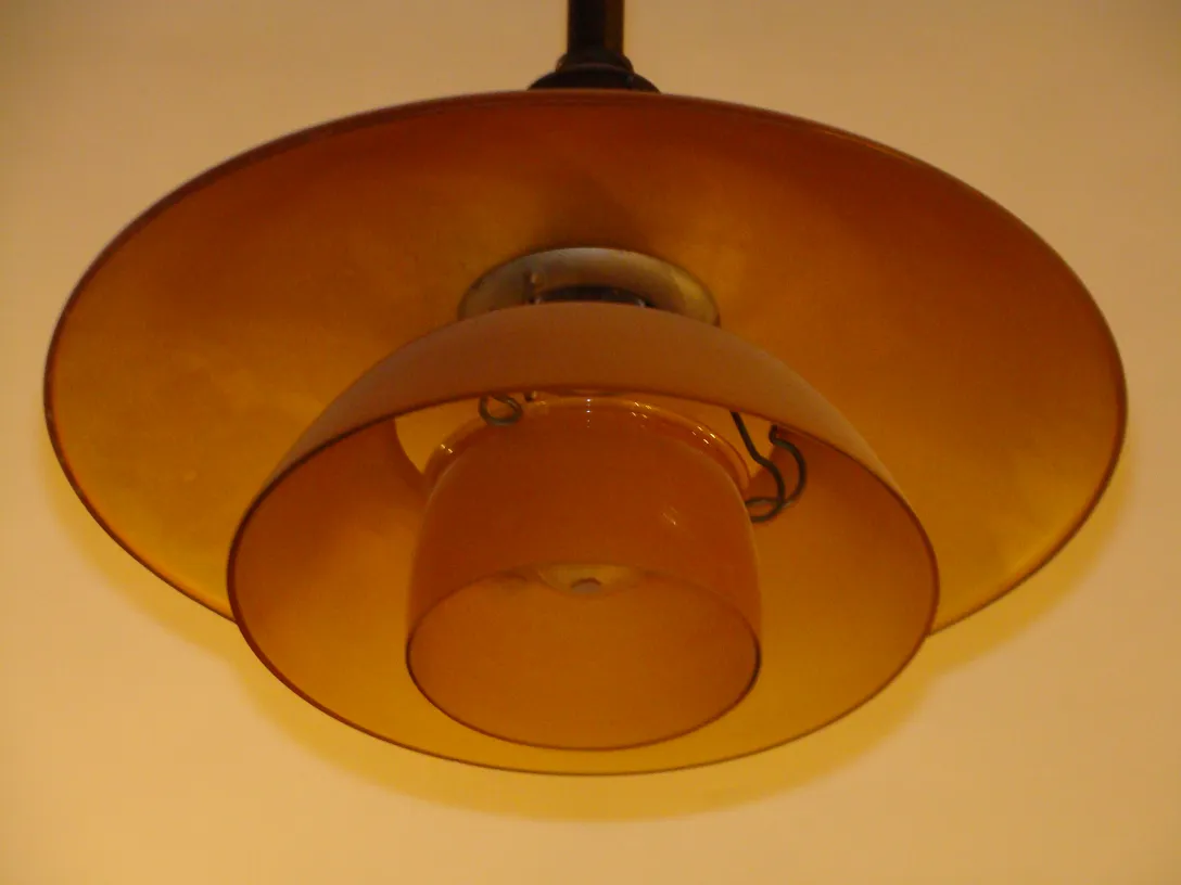 Due lampade a sospensione antiche con design circolare e colore ambra