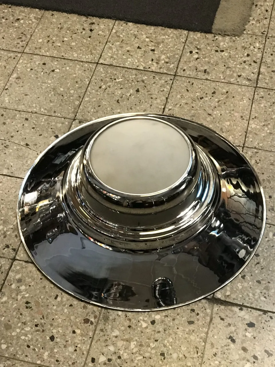 2 lustres anciens au design élégant dans un cadre moderne.