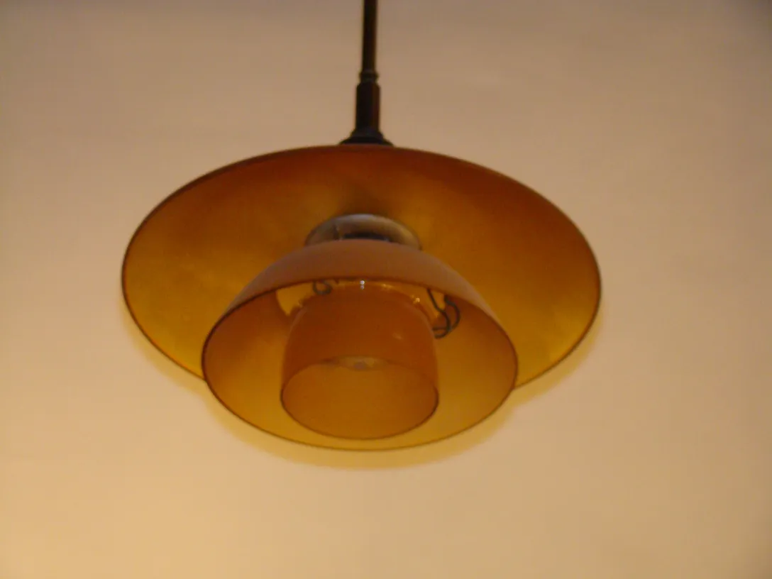 deux lustres antiques avec un design circulaire dans un cadre lumineux