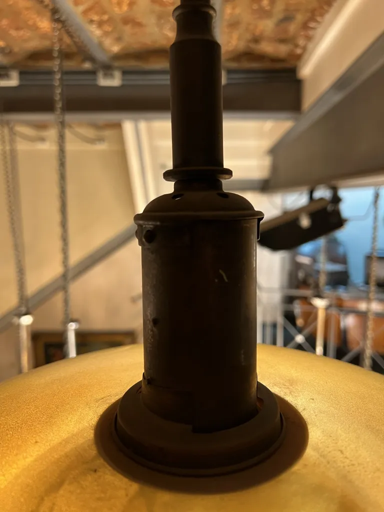 Vista de perto de duas lâmpadas de teto antigas