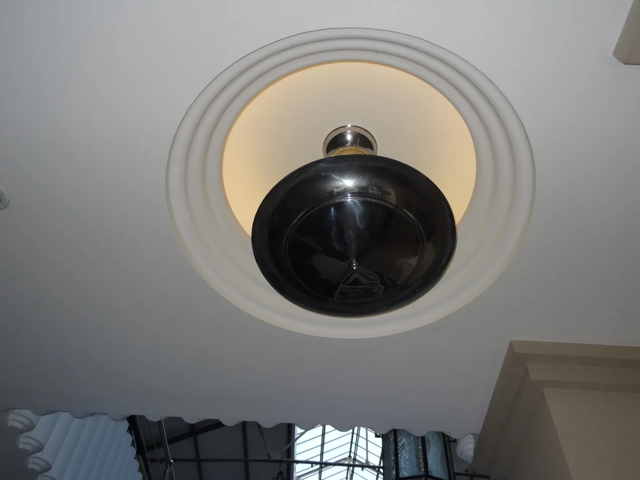 Visão de duas lampadas de teto antigas com luz suave, ambiente acolhedor.