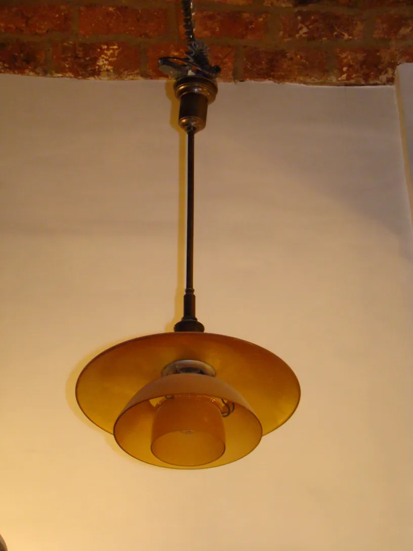 2 lustres antiques dans un cadre chaleureux