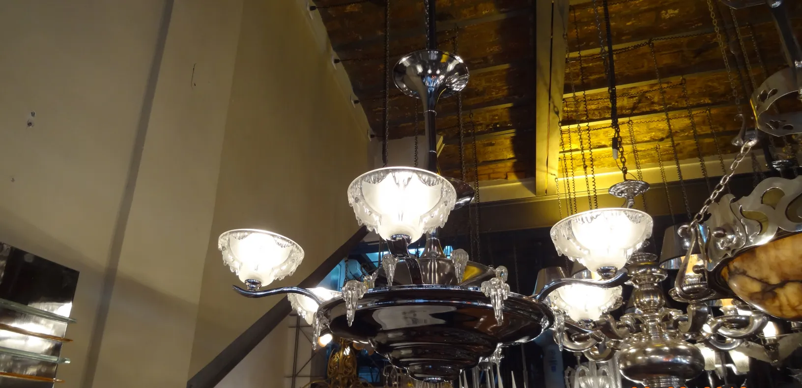 deux lustres anciens avec lumière élégante dans un cadre classique