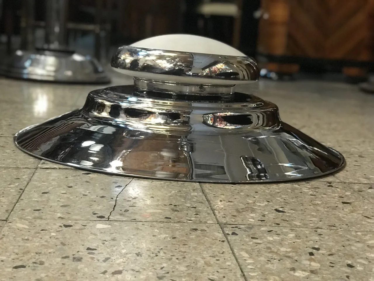 duas lâmpadas de teto antigas com detalhes brilhantes em um ambiente acolhedor