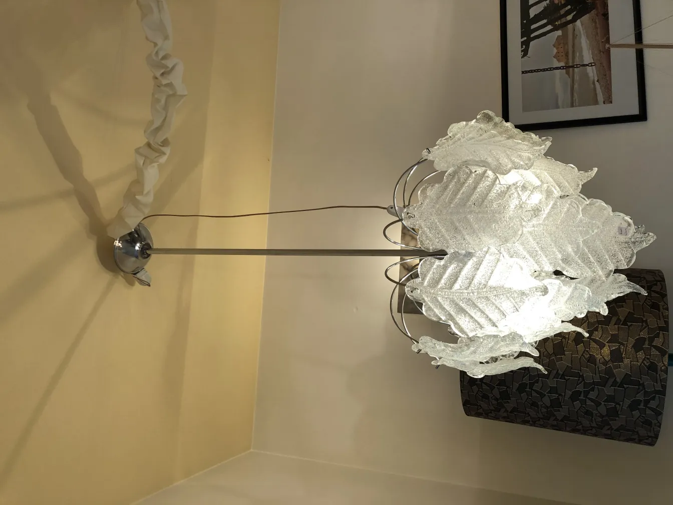 Set of 2 antique hanging lamps, elegant design and delicate suspension