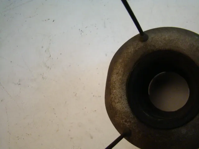 lâmpadas de teto antigas em formato redondo com detalhes visíveis