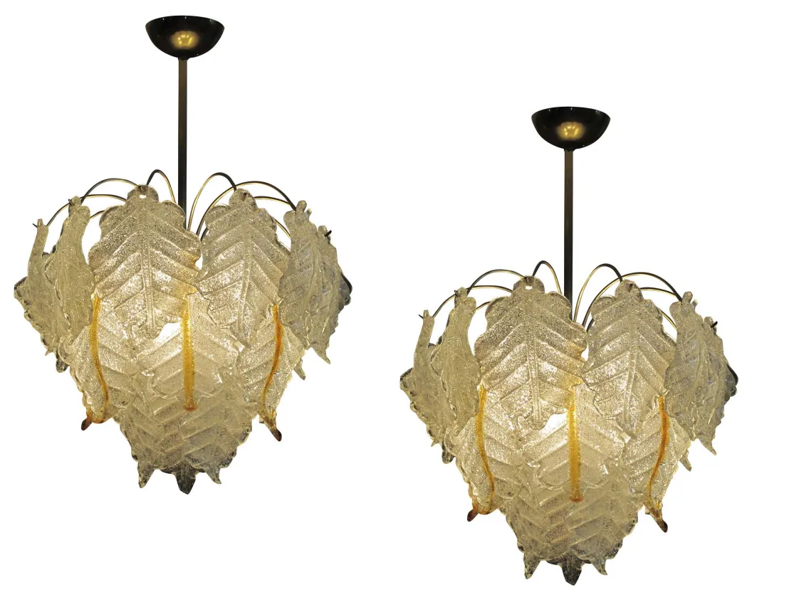 Ensemble de 2 lustres anciens avec design de feuilles, ajoutant de la chaleur à l'espace.