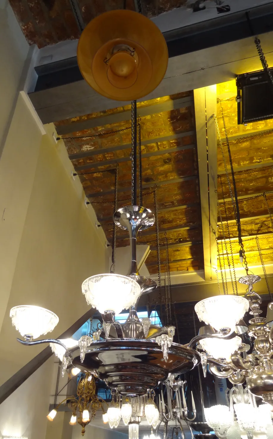 duas lampadas de teto antigas em forma decorativa, iluminando o ambiente