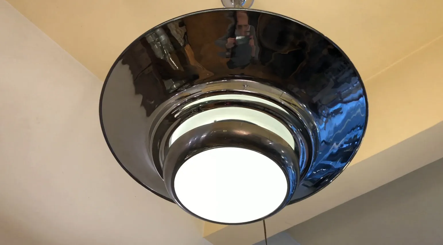 Vista superior de 2 lampadas de teto antigas com detalhes brilhantes em um ambiente acolhedor.