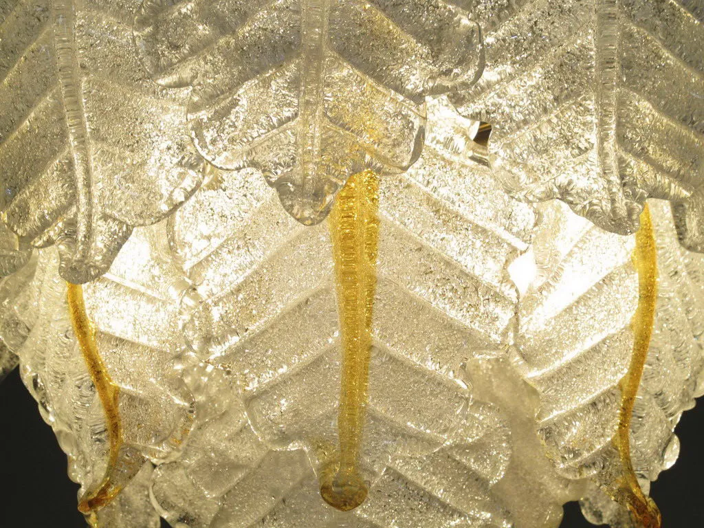 Nahaufnahme von 2 antiken Hängeleuchten mit goldenen Details, die leuchten.