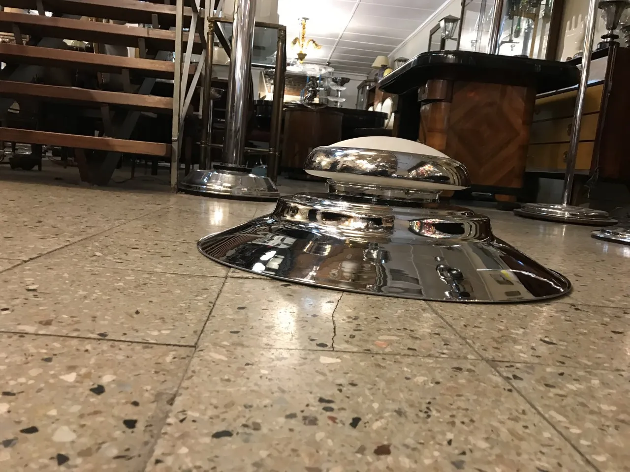 从下方观察2盞古董吊燈，照亮舒适的环境