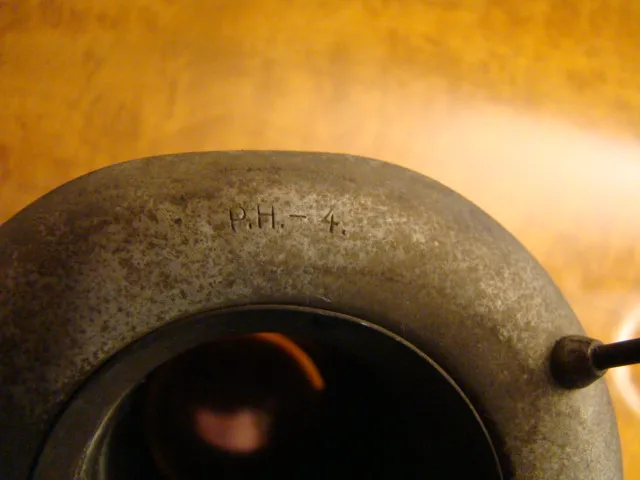 Вид сверху на 2 антикварные подвесные лампы с декоративными деталями