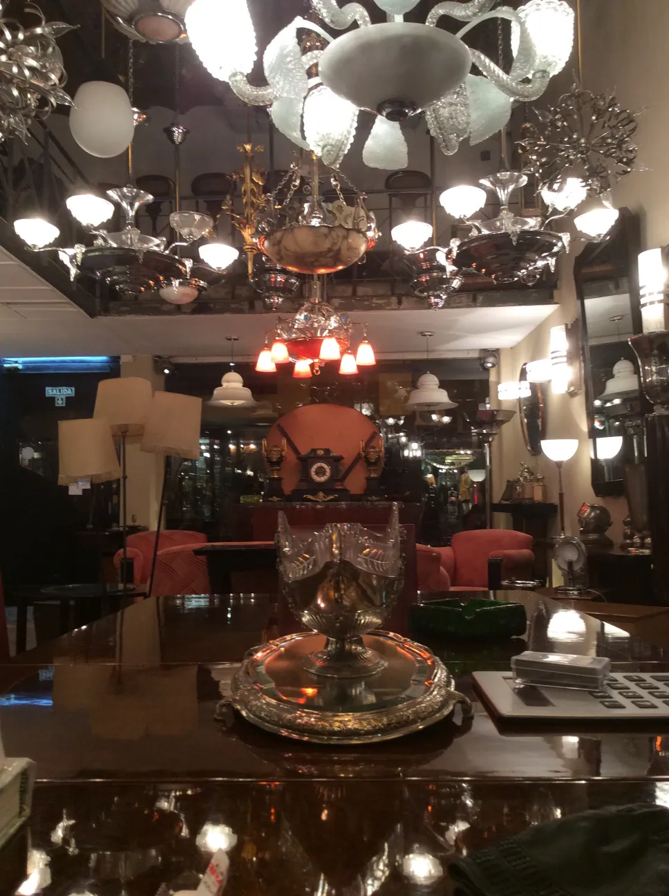 दो पुरानी लटकते लैंप एक स्टाइलिश जगह को रोशन करते हैं