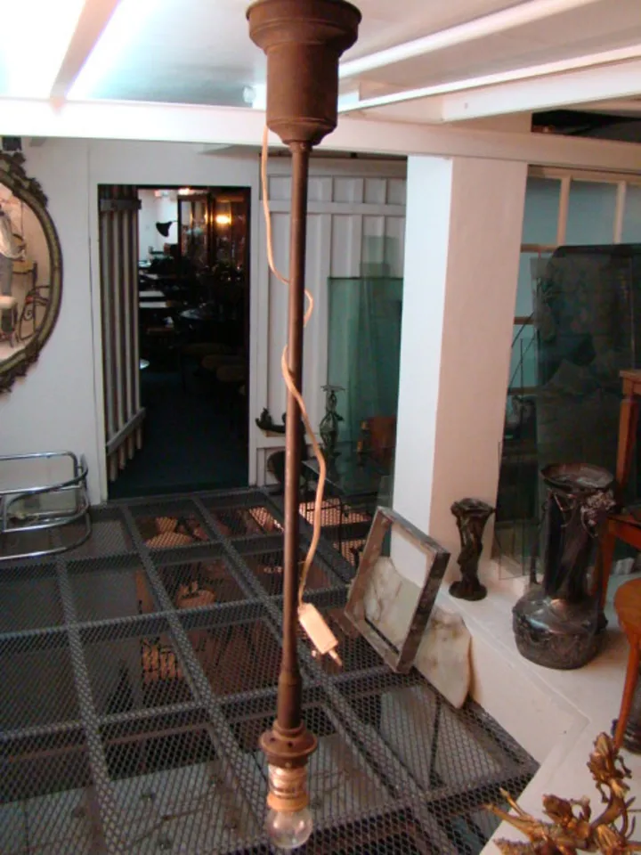 deux lustres anciens dans un cadre décoratif